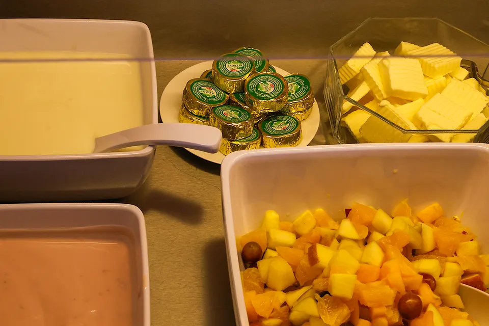 Salle & buffet du petit-déjeuner