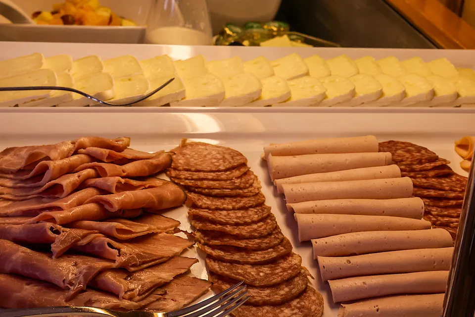 Salle & buffet du petit-déjeuner